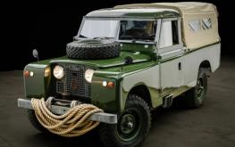 Винтажный Land Rover Дэниэла Крейга продают на аукционе за бесценок