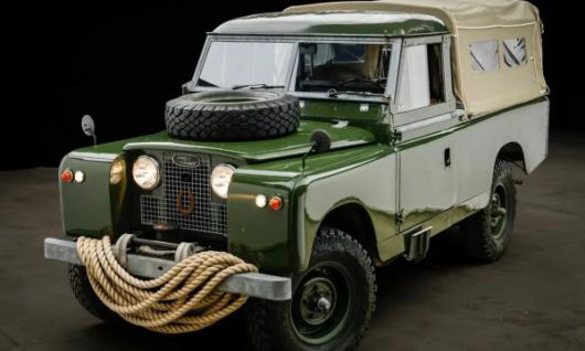 Винтажный Land Rover Дэниэла Крейга продают на аукционе за бесценок